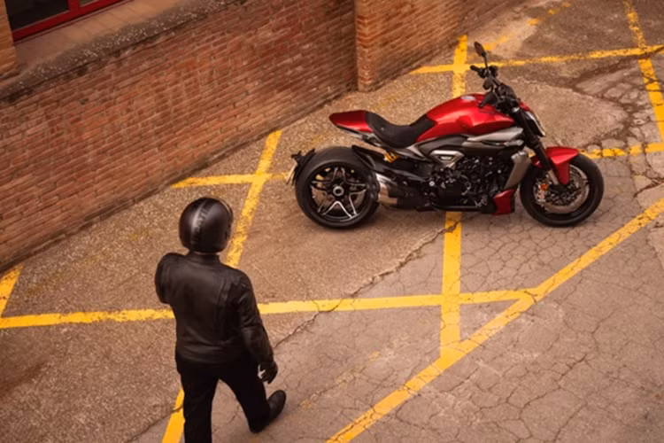 XDiavel V4 có đến ba chế độ công suất và bốn chế độ lái là Sport, Touring, Urban và Wet, nhờ đó người lái có thể điều chỉnh cách phân phối động cơ và sự can thiệp của các hệ thống hỗ trợ lái - điều khiển lực kéo Ducati Traction Control biến thiên theo cua, chống bốc đầu Ducati Wheelie Control và ABS Cornering - theo tình huống và sở thích của mình. Mức giá xe Ducati XDiavel V4 2025 vẫn chưa công bố.
