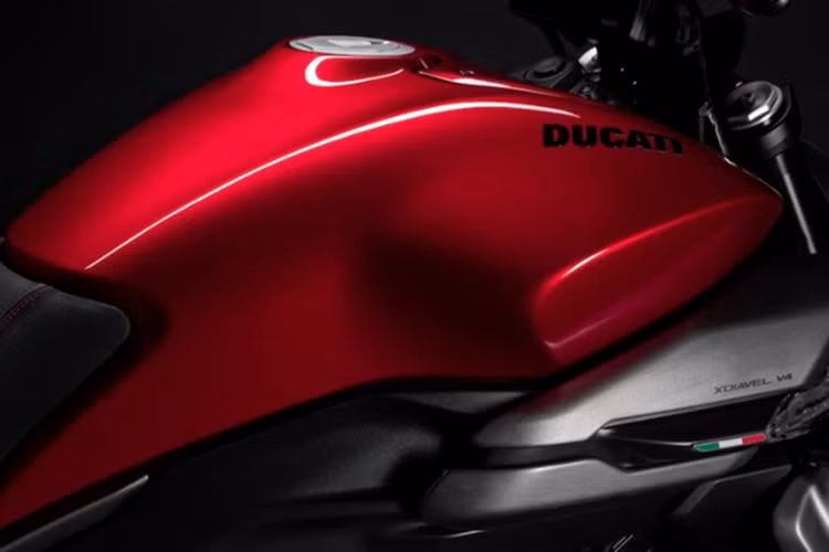 XDiavel V4 có trọng lượng không tải là 229kg, nhẹ hơn 6kg so với XDiavel 1260 S, nhờ vào trọng lượng nhẹ của máy V4 Granturismo và những biện pháp "ép cân" có mục tiêu vào nhiều bộ phận của xe. Xe có thể tăng tốc từ 0 đến 100km/h trong vòng chưa đầy 3 giây.