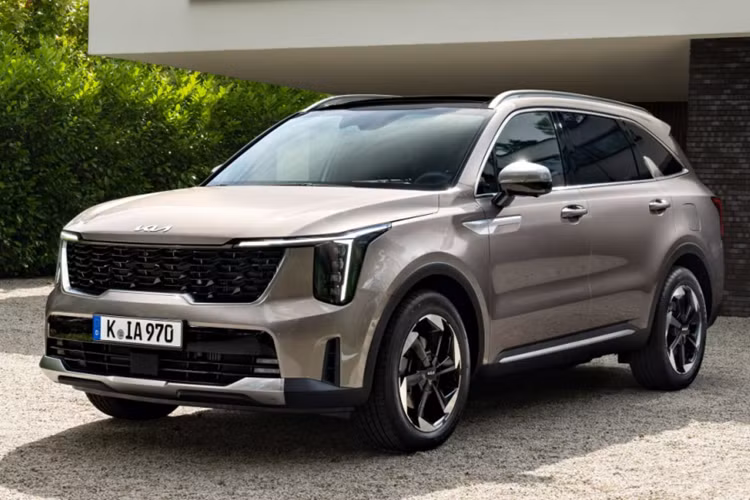 Các phiên bản hybrid chiếm khoảng 65% tổng doanh số của mẫu SUV Kia Sorento mới này vào năm ngoái, phản ánh sự quan tâm ngày càng tăng của người tiêu dùng đối với các loại xe tiết kiệm nhiên liệu và thân thiện với môi trường.
