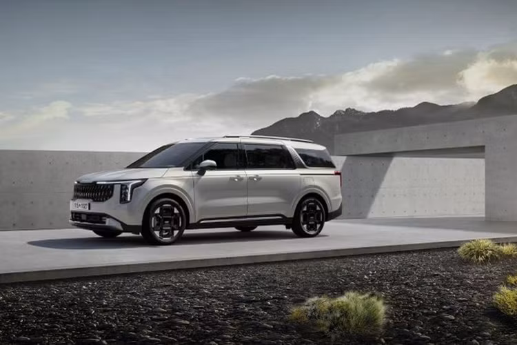 Sự thống trị của Sorento trong bảng xếp hạng doanh số là một thành tựu đáng kể đối với Kia, đặc biệt là kể từ khi thương hiệu này được Tập đoàn Hyundai mua lại vào năm 1999. Trong hai thập kỷ qua, các mẫu xe sedan của Hyundai như Sonata, Avante và Grandeur, cũng như xe thương mại Porter, đã thống trị danh sách bán chạy nhất tại Hàn Quốc.