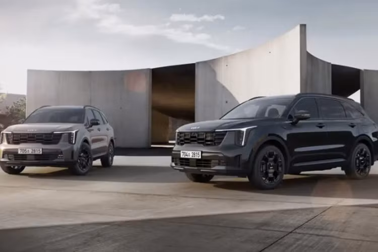 Đối thủ cạnh tranh của Sorento là Hyundai SantaFe chỉ xếp ở vị trí thứ 3 với 77.161 xe đã bàn giao trong cả năm 2024. Vị trí thứ 2 cũng thuộc về một mẫu xe khác của Kia là Carnival với 82.748 xe được giao đến tay người dùng tại Hàn Quốc năm 2024.
