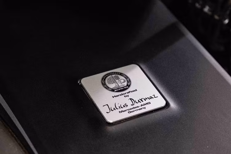 Bên cạnh đó, Mercedes-AMG G63 này còn có hệ thống treo thể thao AMG RIDE CONTROL, khoá vi sai với 3 chế độ tuỳ chỉnh, phanh hiệu năng cao AMG, kẹp phanh phía trước &amp; sau sơn đỏ với ký tự “AMG” 