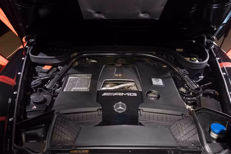 Ống xả kép AMG bên hông thân xe, hệ thống lái Direct-Steer trợ lực điện với trợ lực &amp; tỉ số truyền lái biến thiên theo tốc độ, lẫy chuyển số sau vô lăng, cụm chuyển đổi DYNAMIC SELECT nhiều chế độ vận hành... 
