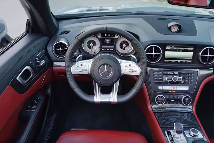 Dẫu vậy, nội thất của chiếc Mercedes-Benz SL 350 vẫn mang lại cảm giác "ăn chơi" với các chi tiết ốp carbon trên táp lô và bệ tỳ tay. Vô lăng đã được thay thế bằng bản sử dụng trên mẫu xe hiệu suất cao Mercedes-AMG G 63, tạo nên điểm nhấn đặc biệt.