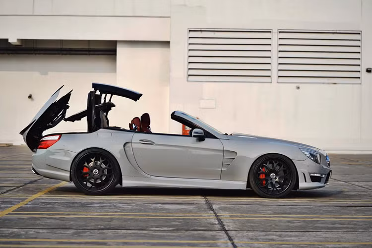 Hiện tại, giá xe Mercedes-Benz SL 350 2014 đang được rao bán 3 tỷ đồng, đắt hơn cả một chiếc Mercedes-Benz E 300 AMG đời mới (2,888 tỷ đồng). Khi mới ra mắt, mẫu xe đã có giá niêm yết lên đến 5,53 tỷ đồng.