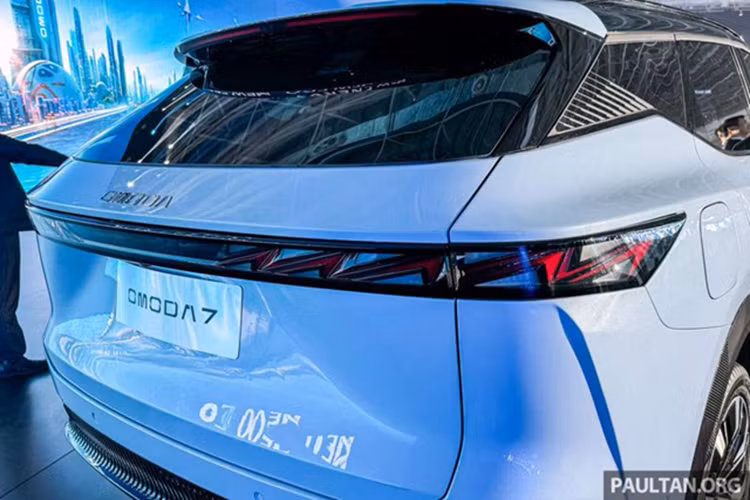 Khung gầm của Omoda C7 được phát triển dựa trên Omoda 5 nhưng được nâng cấp hơn với hệ thống treo thủy lực đôi và phanh điện tử. Bên cạnh đó, xe còn được trang bị tới 18 tính năng an toàn chủ động.