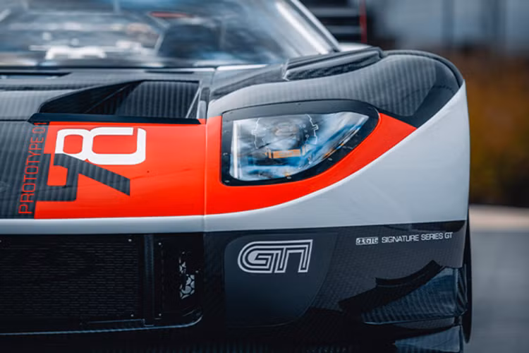 Nhắc lại một chút, năm 2010, đội Matech Competition của Thụy Sĩ đã tung ra phiên bản đua FIA GT1 của siêu xe Ford GT (đó là phiên bản từ các năm 2005 và 2006). So với chiếc Ford GT nguyên bản, Lynx GT1 sở hữu ngoại thất thân rộng lấy cảm hứng từ các mẫu xe đua, vốn từng tham dự giải 24 Hours of Le Mans vào năm 2010.