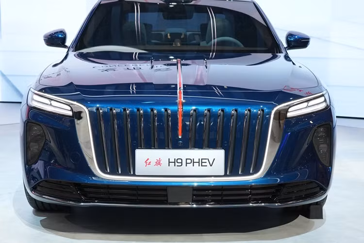 Trong triển lãm Ô tô Thượng Hải 2025, Hongqi giới thiệu mẫu xe chiến lược trong thời gian tới - sedan hạng sang Hongqi H9 thế hệ thứ hai có hệ truyền động PHEV. Hiện tại, các thông tin về thông số, cấu hình của Hongqi H9 PHEV 2025 mới không được FAW Group công bố.