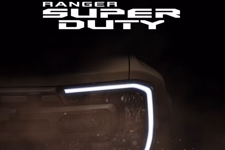 Huy hiệu "Super Duty" hứa hẹn một bộ ba nâng cấp, bao gồm khả năng kéo được cải thiện, sức chứa hàng hóa được mở rộng và khả năng off-road tốt hơn, tất cả đều được gói gọn trong vẻ ngoài cứng cáp và mạnh mẽ hơn.
