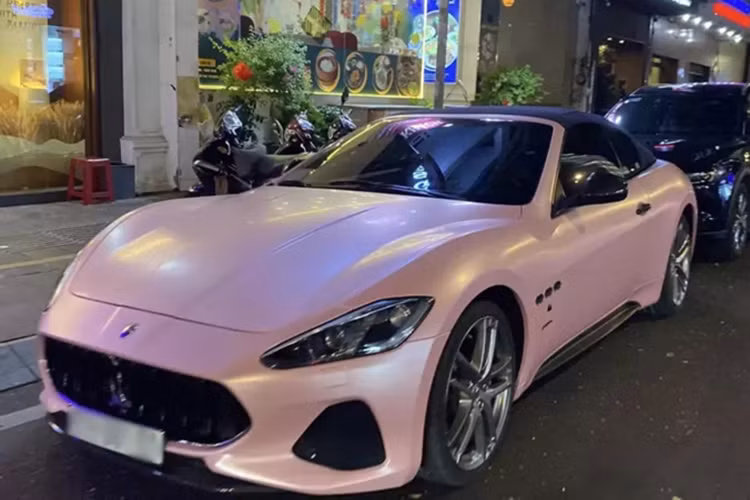 Phiên bản mui trần của Maserati GranTurismo 2018 mới lăn bánh tại TP HCM thuộc bản thể thao (Sport), ngoài ra, Maserati GranCabrio Sport đời 2018 còn có biến thể khác là Maserati GranCabrio MC 2018 tốc độ và ngoại thất hung dữ hơn.