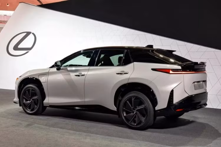 Hiện thương hiệu xe sang Nhật Bản vẫn chưa công bố mức giá xe Lexus RZ 2025 phiên bản nâng cấp giữa vòng đời. Theo kế hoạch, xe sẽ ra mắt tại nhiều thị trường từ quý III/2025.