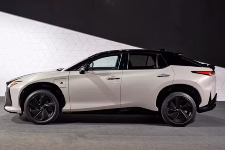 Về nội thất, khoang cabin của Lexus RZ 2025 vẫn được bố trí như cũ. Xe có thêm tùy chọn cửa sổ trời toàn cảnh Panorama cao cấp, có thể thay đổi độ trong suốt trong tích tắc bằng phím chức năng. Cùng với đó là hệ thống đèn viền nội thất động Dynamic Shadowy Illumination giúp không gian khoang lái trở nên sống động hơn.