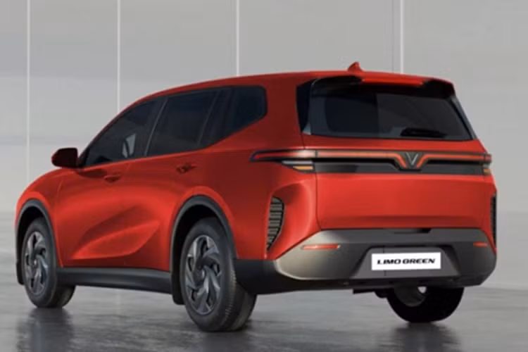 Bước vào khoang cabin, xe MPV điện Vinfast Limo Green mang đến trải nghiệm tiện nghi với màn hình cảm ứng trung tâm kích thước 10,1 inch, hỗ trợ kết nối Bluetooth và cổng USB; hệ thống âm thanh 4 loa; điều hòa tự động một vùng có cửa gió cho cả 3 hàng ghế; phanh đỗ điện tử với tính năng giữ phanh tự động.