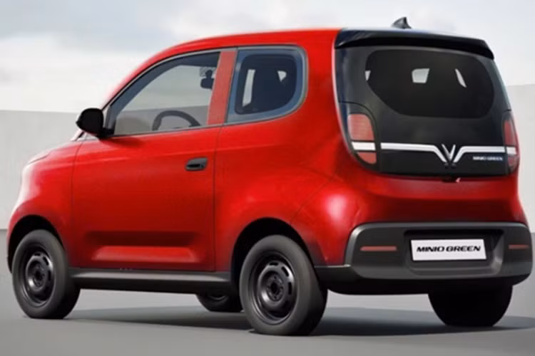 Xe có phạm vi hoạt động là 170 km sau khi đầy pin và tốc độ tối đa đạt 80 km/h. Động cơ kết hợp cùng hệ dẫn động cầu sau. Hệ thống treo Macpherson cả trước và sau. Xe có 2 chế độ lái Eco/Normal. Về an toàn, Minio Green được trang bị các tính năng cơ bản như ABS, kiểm soát lực kéo và túi khí cho người lái.