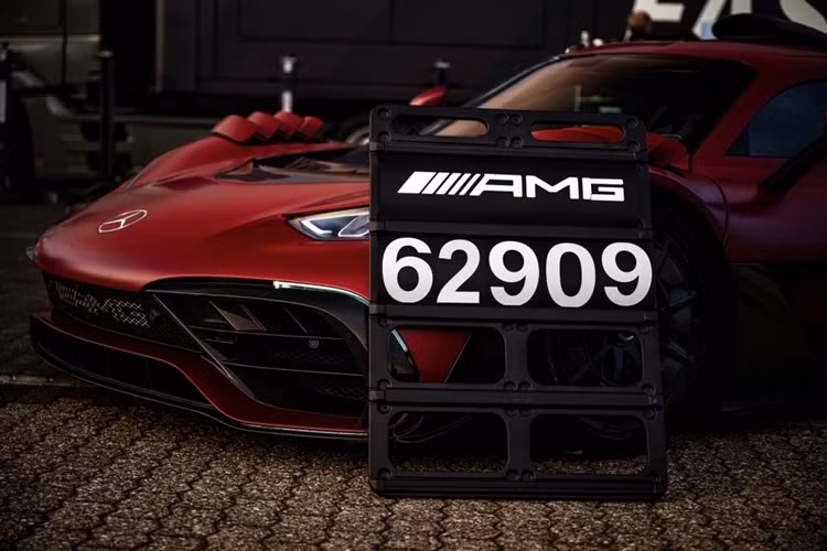 Siêu xe Mercedes-AMG One chỉ được sản xuất giới hạn 275 chiếc trên toàn cầu. Mức giá xe Mercedes-AMG One khởi điểm 2,72 triệu USD. Những chiếc đầu tiên được bàn giao từ đầu năm 2023.