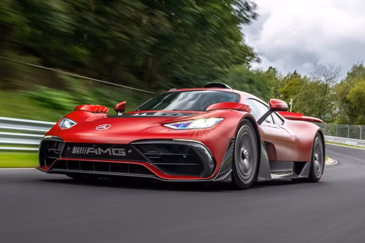Mô phỏng gần như chính xác mẫu xe F1, Mercedes-AMG One sở hữu động cơ đốt trong V6 dung tích 1.6L công suất 574 mã lực. Kết hợp cùng 4 động cơ điện, siêu xe này có sức mạnh lên đến 1.063 mã lực.