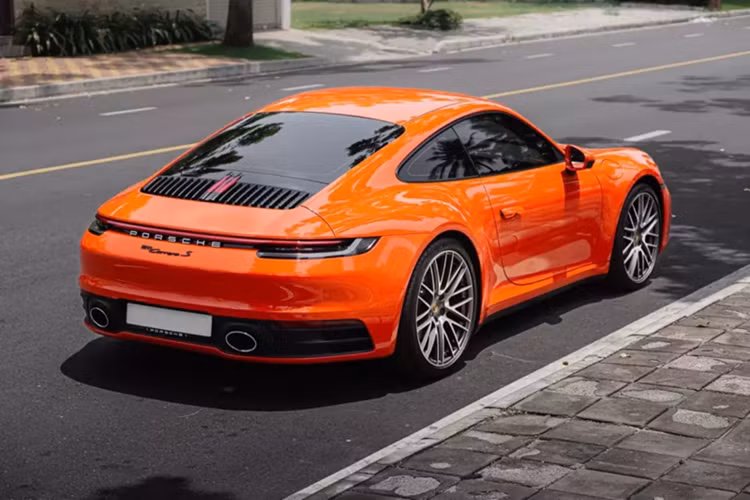 Porsche 911 Carrera giờ đây chỉ mất thời gian 3,7 giây để có thể tăng tốc từ vị trí xuất phát lên 100 km/h trước khi đạt vận tốc tối đa 308 km/h.