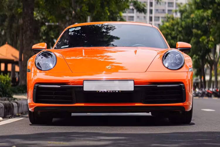 Chủ nhân chiếc siêu xe Porsche 911 này phải chi ra gần 9,5 tỷ đồng để cho xe lăn bánh, và nay đã bán lại cho 1 thương lái với giá không được tiết lộ, chỉ biết rằng, xe hiện đang tìm khách mới với giá 7,8 tỷ đồng. Trong đó, bảng tùy chọn của xe là 2 tỷ đồng.