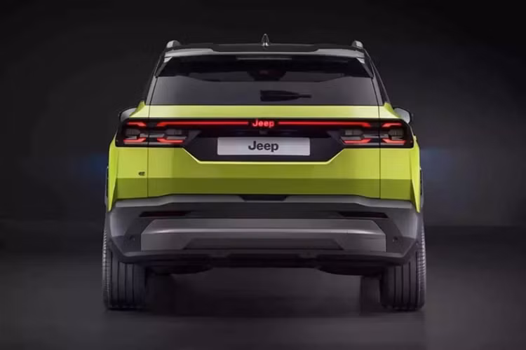 Hiện thông tin cụ thể về động cơ của mẫu SUV này vẫn chưa được công bố. Hãng Jeep hứa hẹn sẽ cung cấp “một dải động cơ mở rộng với các tùy chọn e-Hybrid, e-Hybrid plug-in và chạy điện hoàn toàn” cho Compass mới.