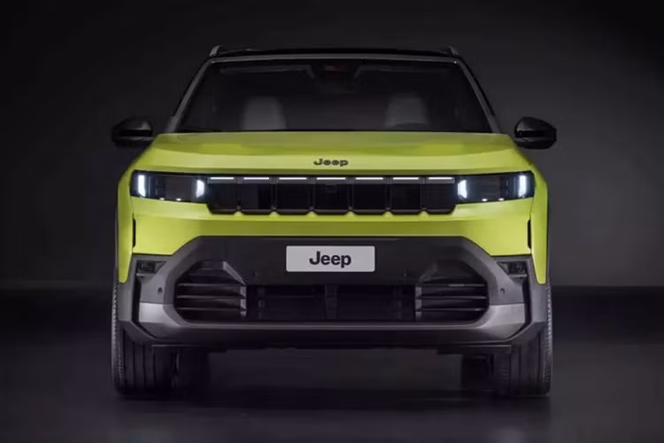 Tuy nhiên, Jeep dự kiến sẽ bổ sung các tính năng chạy địa hình chuyên biệt cho những phiên bản cao cấp hơn, đặc biệt là Trailhawk. Bên trong xe, Jeep Compass 2026 cũng được thổi làn gió mới với màn hình giải trí lớn đặt phía trên hàng nút bấm và núm xoay.