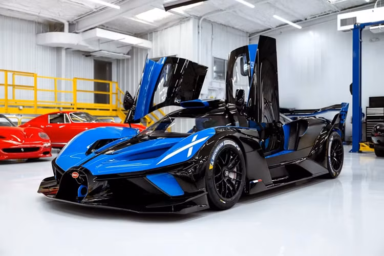 Chiếc Bugatti Bolide đầu tiên vừa được bắt gặp tại một showroom siêu xe nổi tiếng ở Mỹ. Ngoại thất xe có màu xanh Bleu Agile và các chi tiết sợi carbon đen Jet Black.