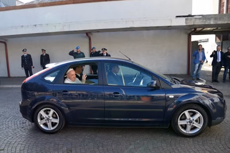 Ngoài ra, ông cũng thường chọn dùng mẫu Ford Focus của đội cận vệ Vatican thay vì yêu cầu một chiếc Popemobile riêng biệt.