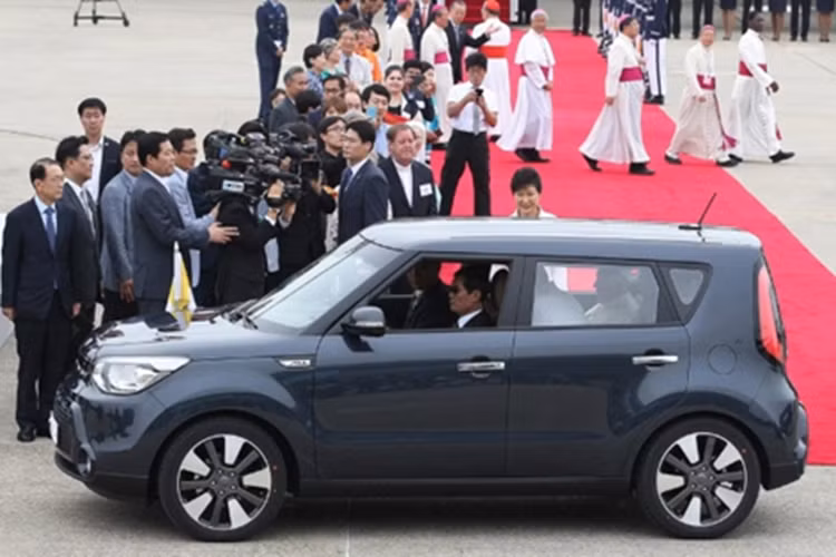 Qua mỗi hành trình, những chiếc Popemobile không chỉ đơn thuần là phương tiện phục vụ Giáo hoàng Francis, mà còn trở thành biểu tượng của sự kết nối, gần gũi và thông điệp sống giản dị mà ông luôn truyền tải.