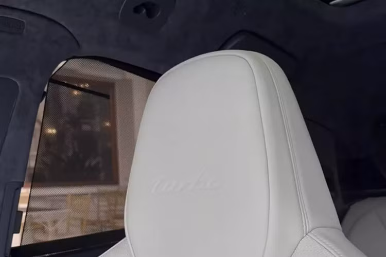 Nằm bên dưới nắp capô của chiếc SUV hạng sang Porsche Cayenne Turbo thuộc sở hữu doanh nhân Hà Nội sẽ là khối động cơ xăng V8, tăng áp kép, dung tích 4.0 lít, sản sinh công suất tối đa 541 mã lực và mô-men xoắn cực đại 768 Nm.