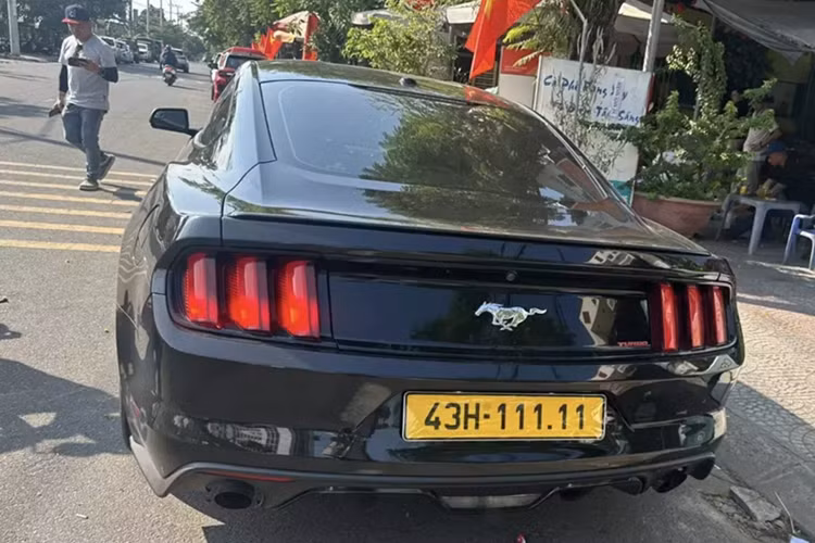 Một chiếc xe Ford Mustang màu đen, sản xuất 2015, đăng ký lần đầu năm 2018 sau vài ngày rao bán với mức giá hơn 1,2 tỷ đồng, đã nhanh chóng tìm thấy người mua mới. Sau đó, vị chủ nhân đã yêu cầu đơn vị bán xe Ford Mustang lắp biển ngũ quý 1 (43H-111.11).