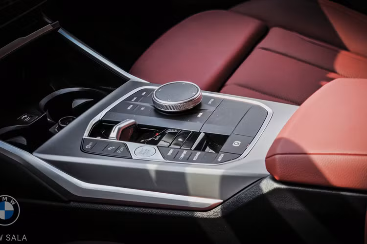Xe vẫn có hệ thống thông tin giải trí với hai màn hình nối liền: màn hình kỹ thuật số 12,3 inch và màn hình giải trí trung tâm 14,9 inch, được tích hợp trong một mặt kính cong. Điều hòa tự động 3 vùng cũng tiếp tục là trang bị tiêu chuẩn.