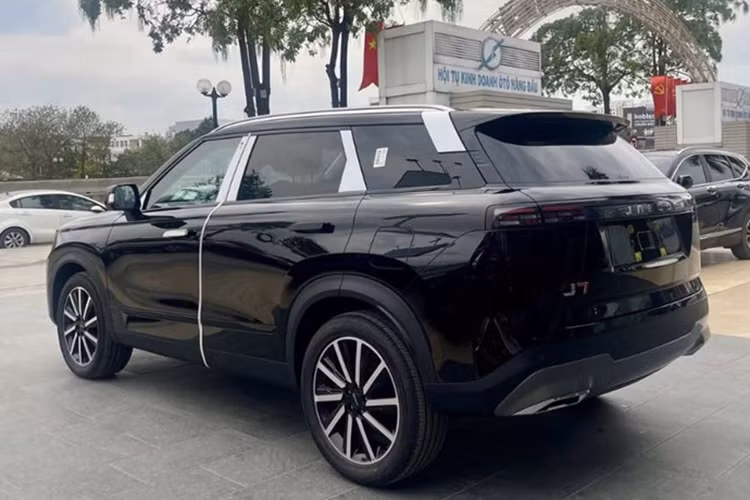 Với giá bán dễ tiếp cận hơn cùng trang bị dồi dào và hiệu năng vượt trội, Jaecoo J7 PHEV tại Việt Nam đang nổi lên như một lựa chọn “đáng gờm” cho những ai tìm kiếm một mẫu SUV lai điện mạnh mẽ, tiện nghi và tiết kiệm.