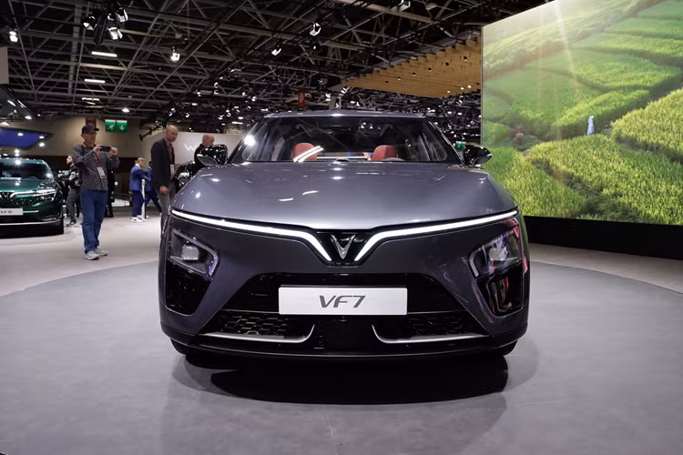 Tại triển lãm Bharat Mobility Global Expo 2025, bên cạnh VF6 và VF7 tại Ấn Độ, VinFast còn trưng bày hệ sinh thái xe điện toàn diện bao gồm dải ô tô từ mini-SUV VF3, VF e34, VF8, đến VF9; dàn xe máy điện từ phổ thông đến cao cấp Evo200, Klara S, Feliz S, Vento S, Theon S; xe đạp điện VF DrgnFly và mẫu xe bán tải ý tưởng VF Wild.