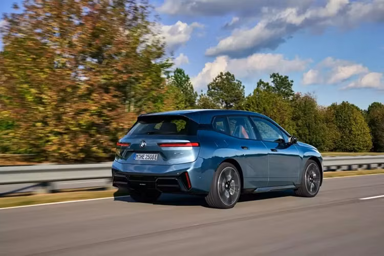 Ngoài xDrive45, BMW iX 2025 còn có 2 phiên bản cao cấp hơn là xDrive60 và M70. Trong đó, bản xDrive60 sở hữu công suất tối đa 516 mã lực và con số tương ứng của bản M70 là 650 mã lực. Thời gian tăng tốc từ 0-96 km/h của phiên bản xDrive60 là 4,4 giây trong khi vận tốc tối đa là 200 km/h.