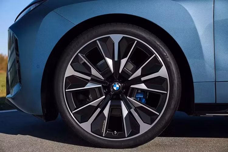 Hai con số tương ứng của bản M70 là 3,6 giây và 250 km/h. Chưa hết, bản xDrive60 còn được tăng quãng đường di chuyển sau một lần sạc đầy pin lên 547 km, nhiều hơn trước 48 km. Với bản M70, quãng đường di chuyển cũng tăng 48 km lên 486 km.