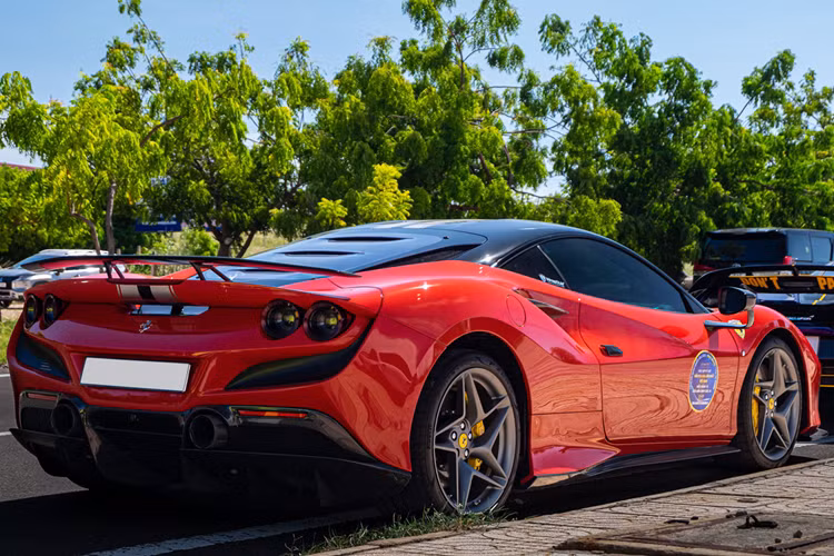 Hãng siêu xe Ý tuyên bố Ferrari F8 Tributo có khả năng tăng tốc từ vị trí xuất phát lên 100 km/h chỉ trong thời gian 2,9 giây, thêm 4,9 giây sẽ đạt tốc độ 200 km/h. Ngoài ra, F8 Tributo có thể chạm ngưỡng tốc độ tối đa lên đến 340 km/h, cao hơn 10 km/h so với Ferrari 488 GTB.