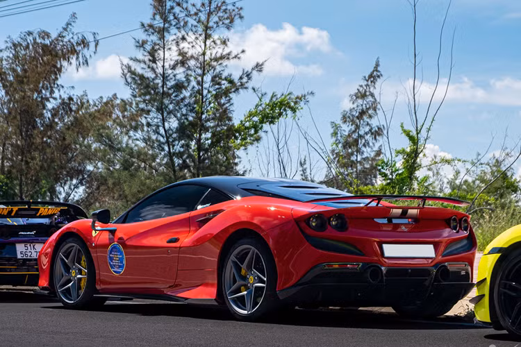 Đi sâu vào chi tiết có thể thấy, phần mặt tiền của chiếc siêu xe Ferrari F8 Tributo đã được đắp 1 lượng lớn carbon, chẳng hạn như ốp viền hốc gió trên nắp capo của xe bằng carbon, xe thay toàn bộ cản trước carbon, có thêm cánh lướt gió lớn 2 bên đầu xe bằng chất liệu đắt tiền này.