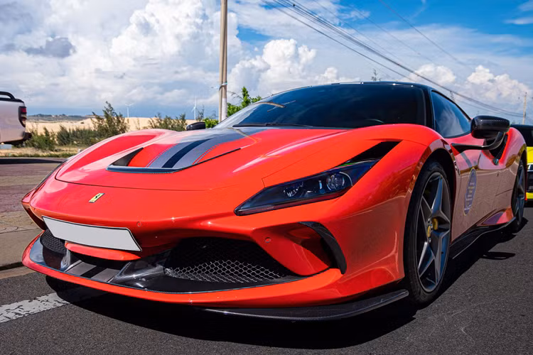 Bộ bodykit carbon của hãng độ Novitec đã làm cho ngoại thất chiếc siêu xe Ferrari F8 Tributo của đại gia Việt trở nên hiếu chiến hơn trước, đặc biệt là ở quả gương chiếu hậu carbon rất hấp dẫn. Đáng tiếc, xe vẫn đi cùng la-zăng nguyên bản.