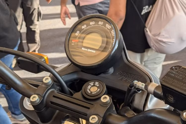 Xe môtô Royal Enfield Scram 440 được nâng cấp với động cơ LS 440 dung tích 443 cc, đạt công suất tối đa 25,4 mã lực và mô-men xoắn 34 Nm, mạnh mẽ hơn 0,9 mã lực và 2 Nm so với phiên bản Scram 411 trước đó.