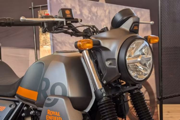 Theo Royal Enfield, 2025 Scram 440 được thiết kế như một chiếc xe lai, có diện mạo tươi tắn và khả năng vận hành linh hoạt, nhiều phấn khích, phù hợp với cả nhu cầu di chuyển hàng ngày và những chuyến phiêu lưu.