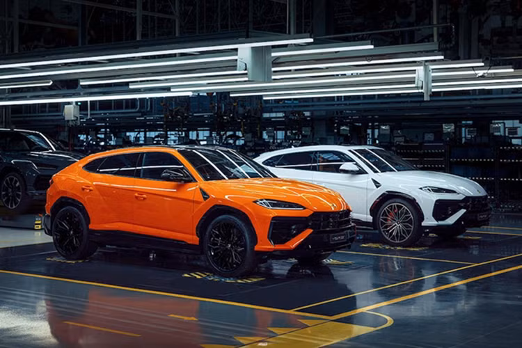 Nhờ sức mạnh ấn tượng trên, mà phiên bản nâng cấp giữa vòng đời Lamborghini Urus S chỉ cần thời gian 3,5 giây để tăng tốc từ vị trí xuất phát lên 100 km/h, nhanh hơn 0,1 giây so với bản tiêu chuẩn, xe đua nước rút từ 0-200 km/h chỉ trong 12,5 giây trước khi đạt tốc độ tối đa 305 km/h