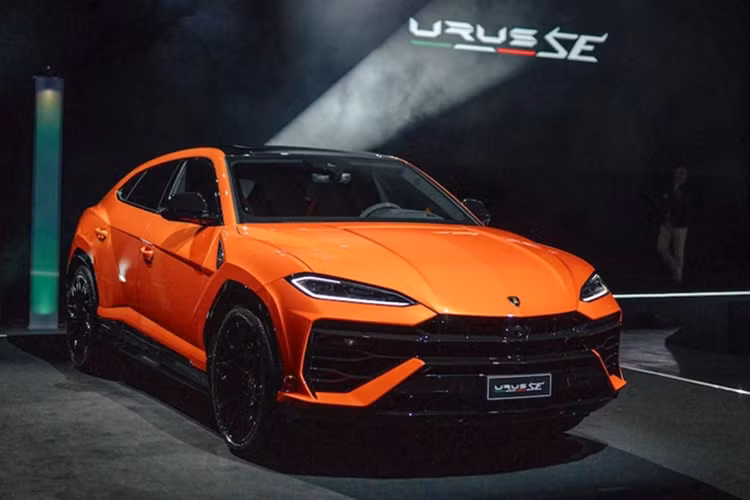 Các thông số này nhìn chung khá ấn tượng trên 1 chiếc SUV nhưng vẫn còn kém xa Aston Martin DBX 707 đã có 4 xe về Việt Nam. Tại thị trường Việt Nam, khi mới ra mắt, mức giá xe Lamborghini Urus SE chính hãng được chào bán từ 15,59 tỷ đồng.