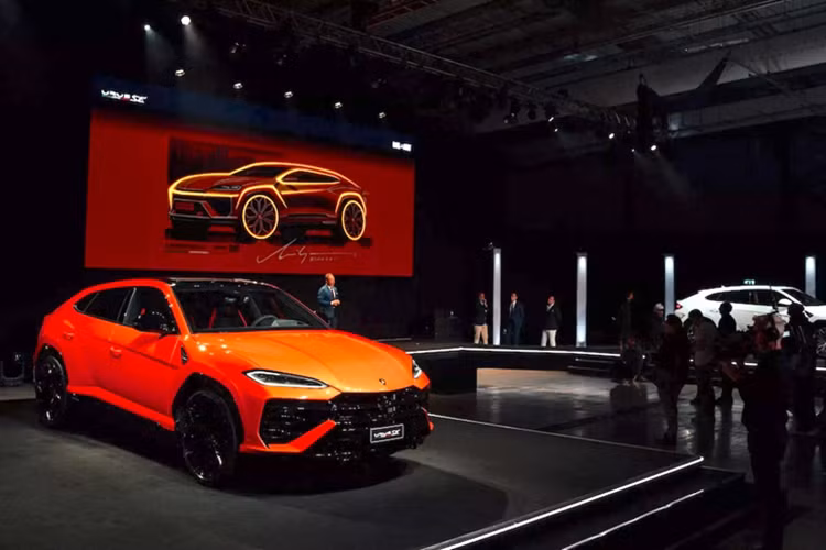 Điểm ấn tượng nhất của siêu SUV Lamborghini Urus bản nâng cấp giữa vòng đời chính là vẫn sử dụng khối động cơ V8, tăng áp kép, dung tích 4.0 lít như các xe Urus đang lăn bánh tại Việt Nam trước đó, nhưng chiêc Urus S này đã được các kỹ sư Ý đã tinh chỉnh nhằm giúp xe tạo ra công suất tối đa 657 mã lực tăng 16 mã lực so với bản tiêu chuẩn và y hệt Urus Performante.