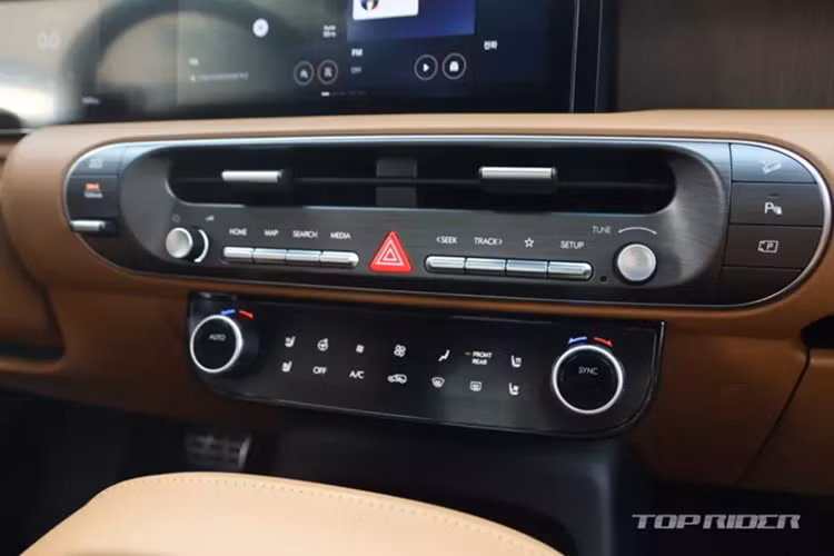 Thứ hai là hệ truyền động hybrid, bao gồm máy xăng tương tự như trên nhưng sản sinh công suất tối đa 262 mã lực và mô-men xoắn cực đại 353 Nm. Động cơ đi kèm với mô-tơ điện mạnh 73 mã lực/264 Nm, hộp số tự động 6 cấp và pin 1,65 kWh. Tổng cộng, xe sở hữu công suất tối đa 334 mã lực.