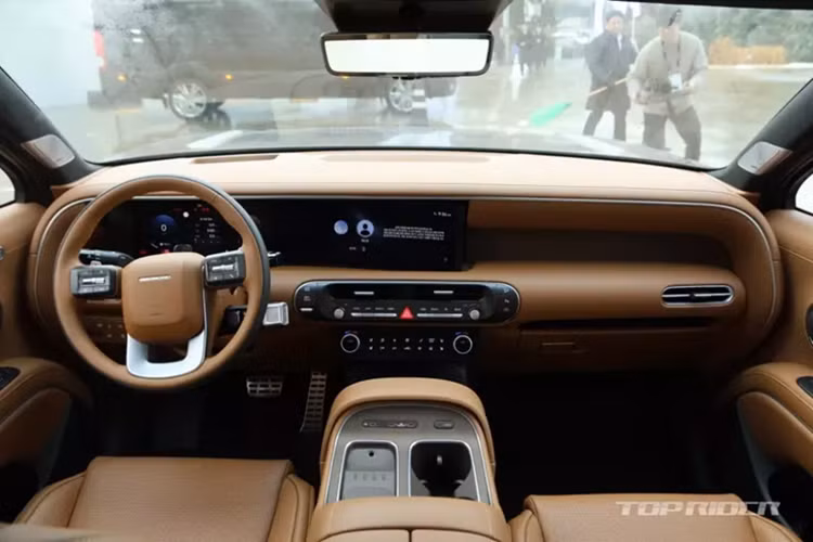 Những tính năng mới khác của mẫu SUV cỡ lớn này bao gồm camera hành trình tùy chọn có thể quay liên tục 4 ngày khi đỗ, hệ thống rửa camera lùi, máy quét vân tay để lưu các cài đặt cá nhân, thanh toán hoặc khởi động máy, hệ thống âm thanh Bose 14 loa, khóa kỹ thuật số Hyundai Digital Key 2 và hệ thống ra lệnh bằng giọng nói dựa trên trí thông minh nhân tạo AI.