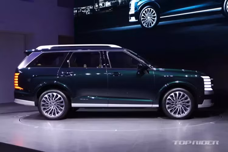 So với thế hệ cũ, Hyundai Palisade 2025 dài hơn 65 mm trong khi chiều dài cơ sở tăng 70 mm. Cụ thể, xe có kích thước dài x rộng x cao lần lượt 5.060 x 1.980 x 1.805 mm và chiều dài cơ sở 2.970 mm. Kích thước lớn hơn, cộng với khoảng cách từ cầu trước đến đầu xe và phần đuôi phía sau kéo dài giúp mẫu SUV này trông giống Range Rover.