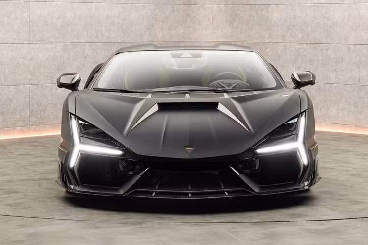 Với Revuelto Mansory Initiate, hãng độ đến từ Đức đã nâng cấp khối động cơ V12 lên công suất tối đa 880 mã lực và mô-men xoắn cực đại 760 Nm.