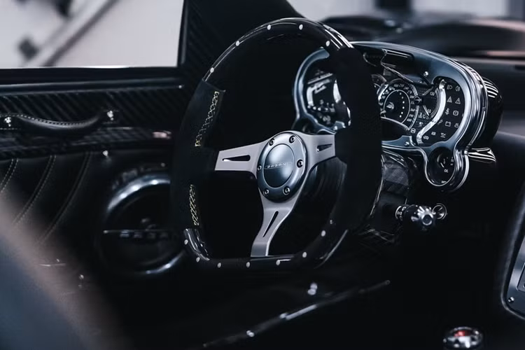 Chiếc Zonda HP Barchetta sở hữu vỏ ngoài được làm hoàn toàn bằng chất liệu sợi carbon màu đen Black Mamba. Đây là chiếc Zonda đầu tiên sở hữu thiết kế thân xe Barchetta với kính chắn gió và cột A được thiết kế thấp, không có mui cứng gắn kèm.