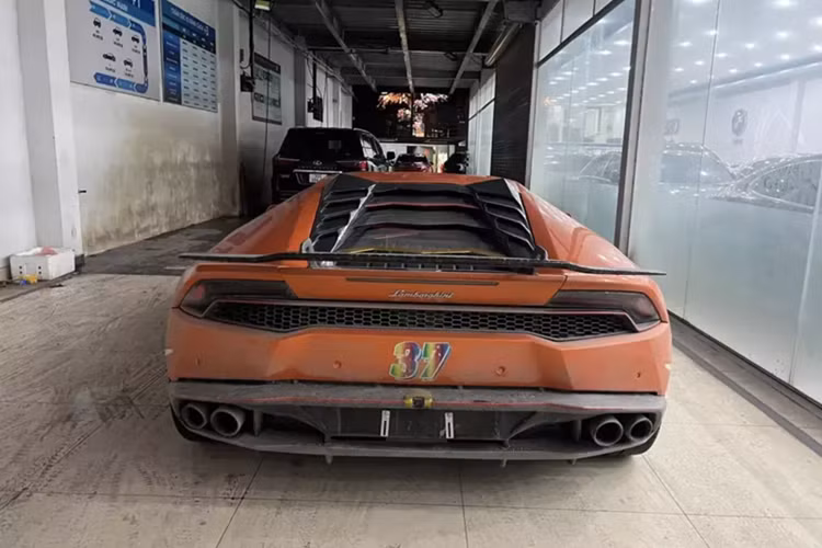 Khi chiếc đại gia đồng nát bán Lamborghini Huracan LP610-4 về showroom xe sang ở Hà Nội còn nguyên bụi bẩn, con số 37 dán ở nắp capô và đuôi xe. Đây hiện là 1 trong số rất hiếm các siêu xe Lamborghini Huracan đang được chào bán trên thị trường.