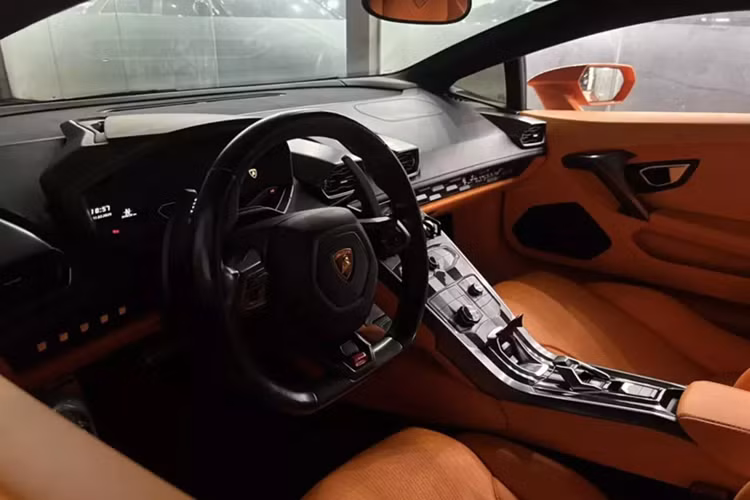 Sau cùng là cánh gió đuôi cố định giúp chiếc Lamborghini Huracan LP610-4 này trông nổi bật lên hẳn, so với thiết kê nguyên bản. Cuối cùng là chủ xe đã trang bị 4 bộ mâm từ phiên bản Lamborghini Aventador SVJ cho siêu bò này, mang đến sự mới lạ.