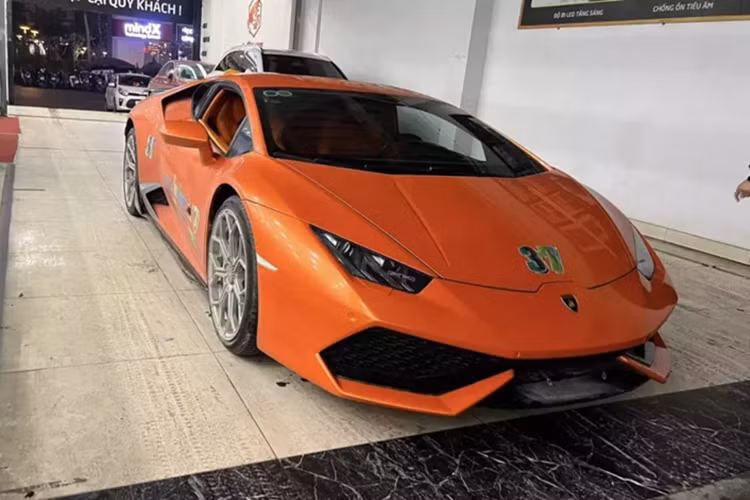 Vào tháng 4 năm ngoái, đại gia đồng nát Nghệ An tậu Lamborghini Huracan LP610-4 gần 9 tỷ đồng khiến giới mê xe và nhiều người bất ngờ, sau khi xây biệt thự hơn 100 tỷ đồng, chiếc xe nổi bật với màu cam rất thời trang.